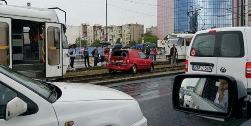 Сарајево: Возило завршило на шинама