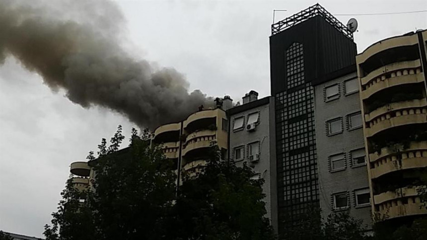 Požar u Beogradu, vatrogasci sijeku krov
