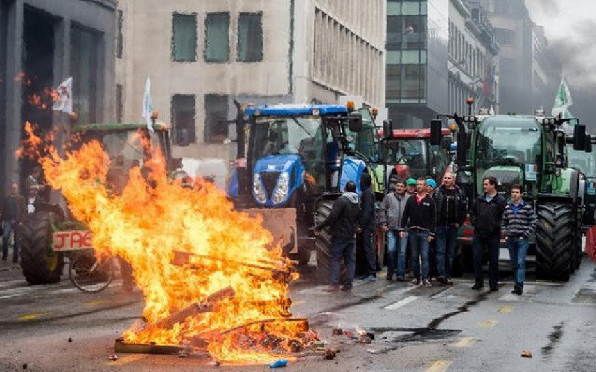 Хаос у Бриселу: Ватра, јаја, водени топови