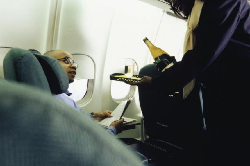 Stjuardesa kažnjena jer je odbila da služi alkohol