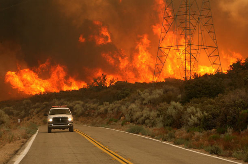 Калифорнија и даље гори