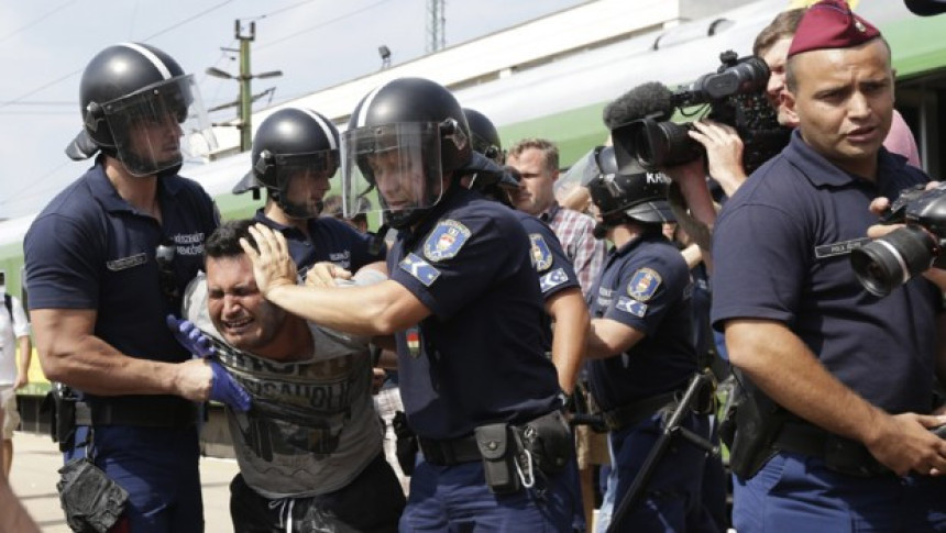 Mađarski vojnici vraćaju migrante!