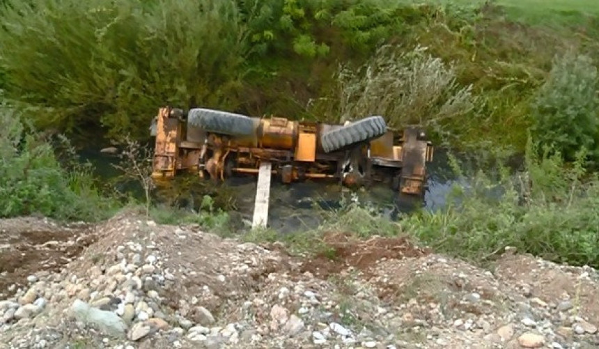 Prevrnula se mašina, povrijeđen radnik