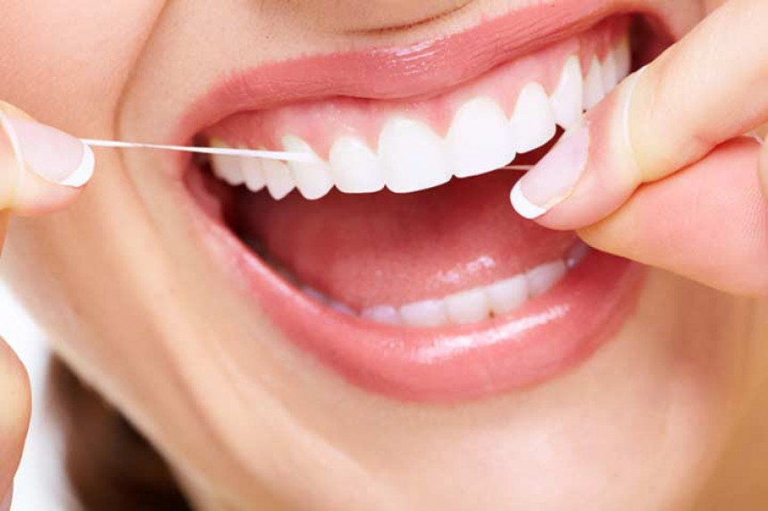 Da li je čišćenje zuba koncem zaista važno?