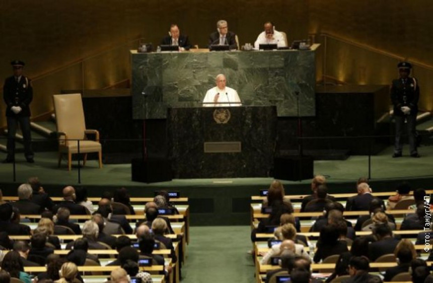 Papa: Pohlepa bogatih uništava planetu