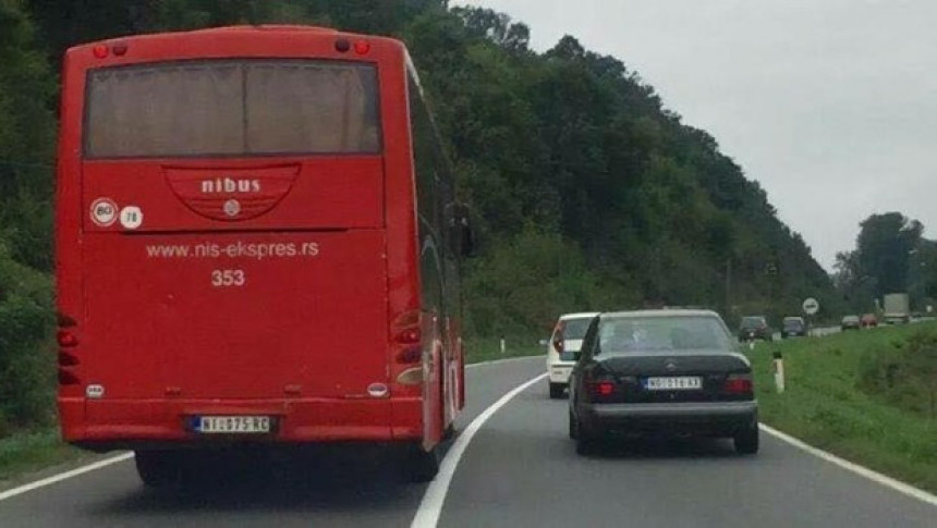 Autobus preko pune linije pretiče kolonu