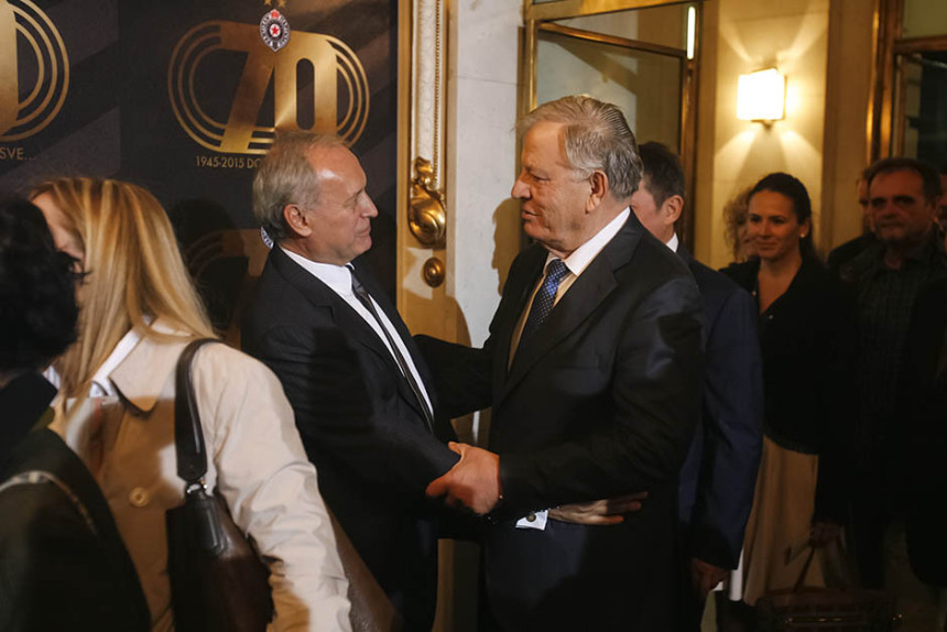 Толе: Партизане, стани на лопту!