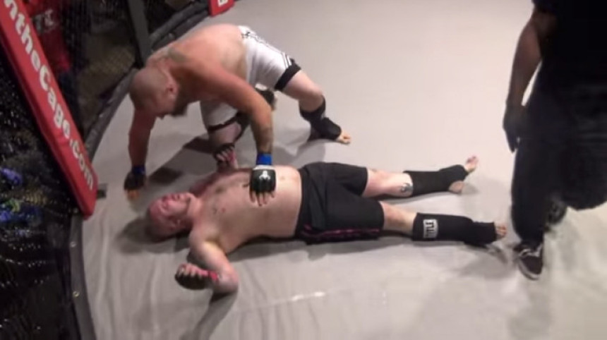 Видео - Није за гадљиве! Борац се "унередио" усред меча!