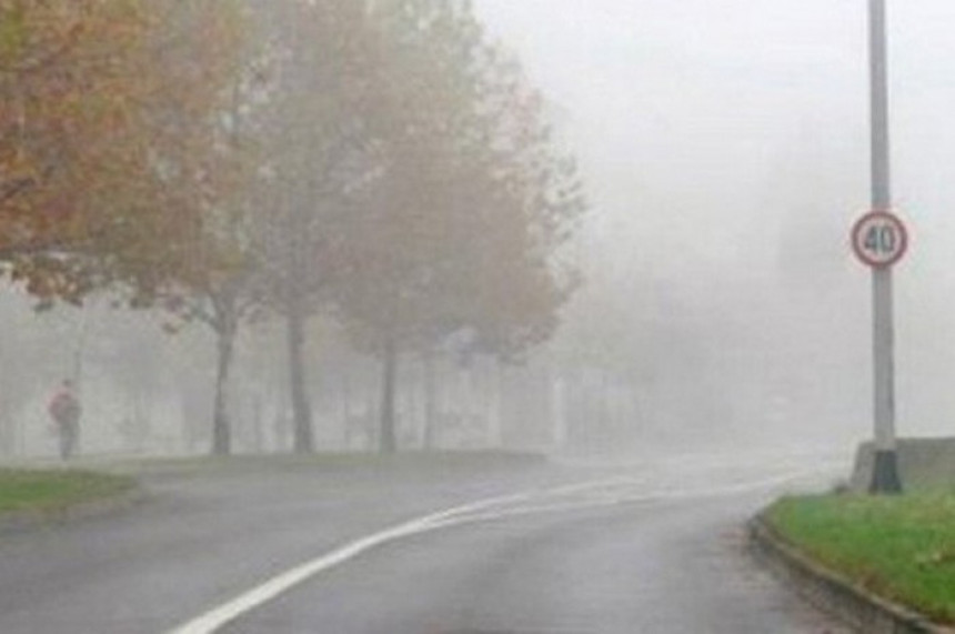Vozači oprezno zbog magle i odrona