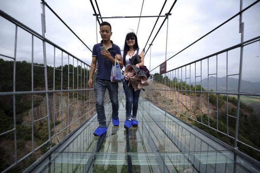 Метални термос разбио кинески стаклени мост