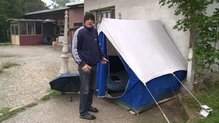 Ratko Golijanin nakon požara živi u šatoru