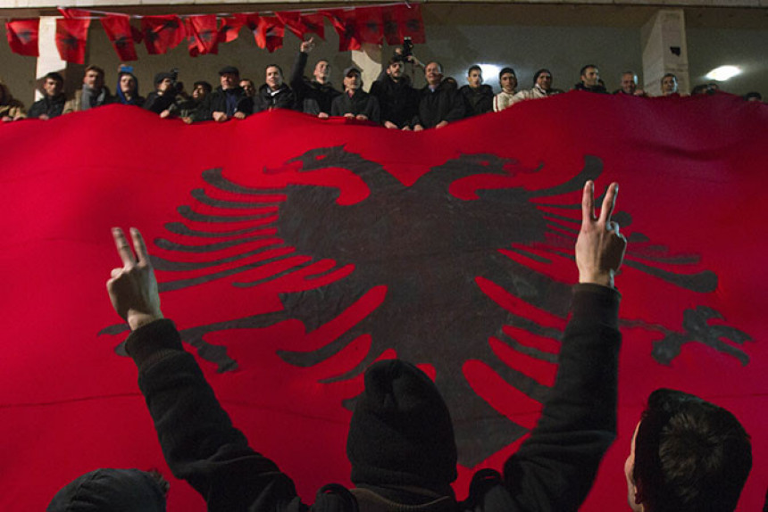 Albancima doček i nacionalni orden časti!