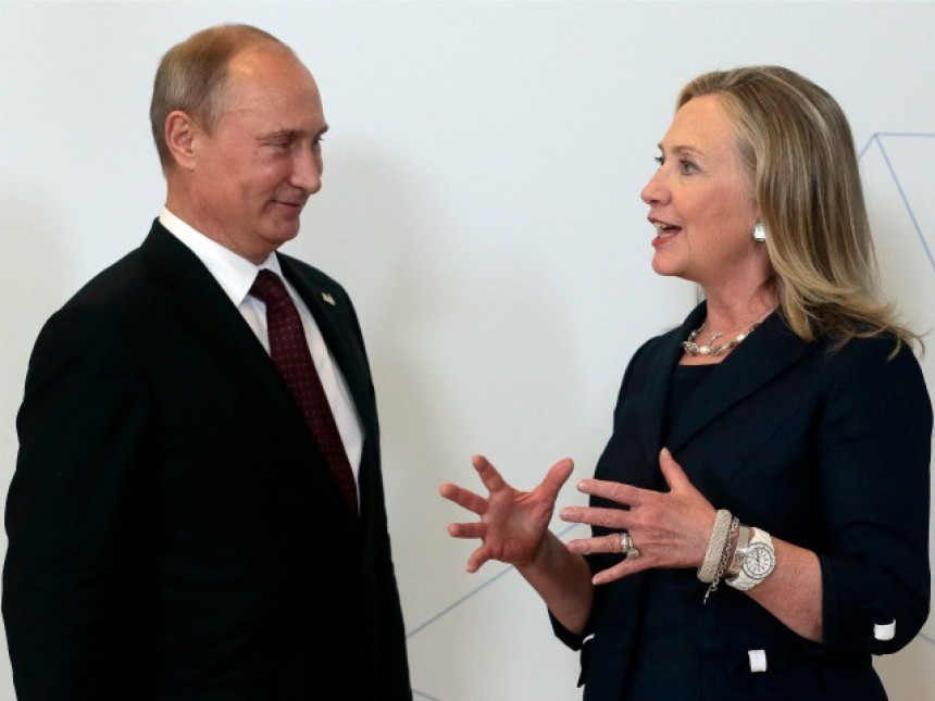 Hilari Klinton za čvršći stav prema Putinu 
