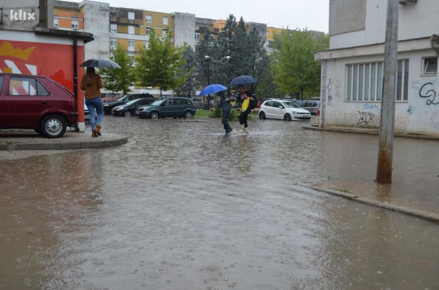 Мостарске улице су и даље поплављене