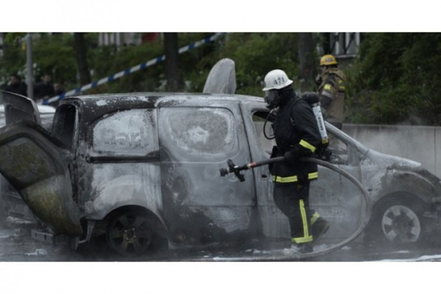 Stokholm: Imigranti pale automobile