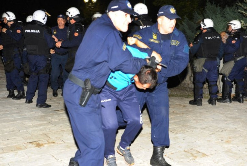 Krvav sukob policije i demonstranata