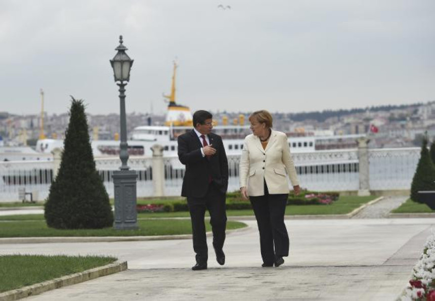 Меркел и Давутоглу забринути због "новог таласа" избјеглица