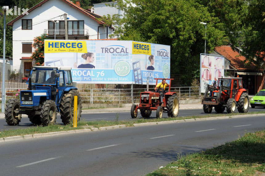 Poljoprivrednici idu traktorima ka Tuzli