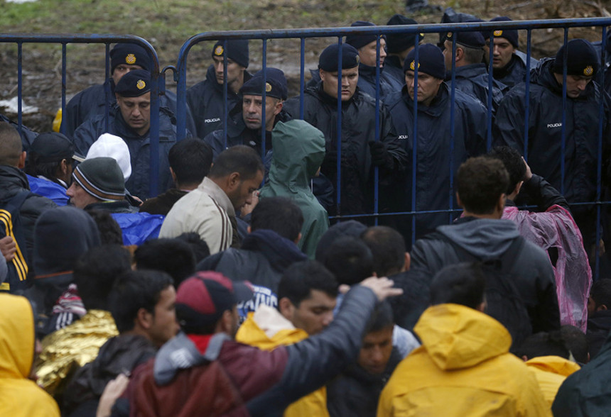 Izbjeglice probile kordon policije