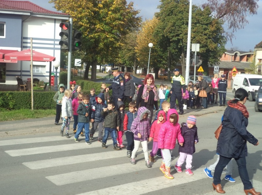 Policija pokazala djeci kako da se ispravno ponašaju u saobraćaju