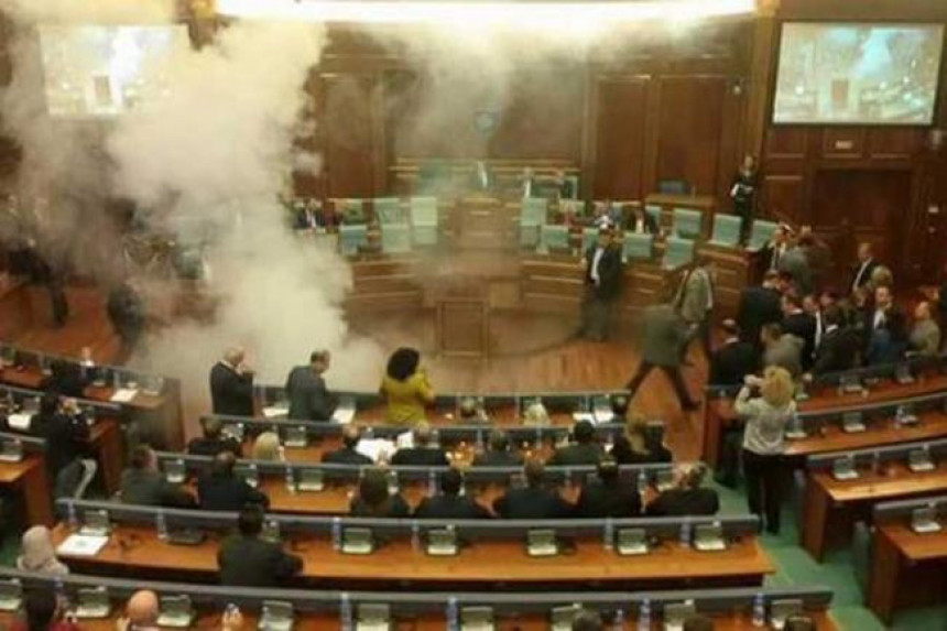 Opet suzavac u kosovskom parlamentu