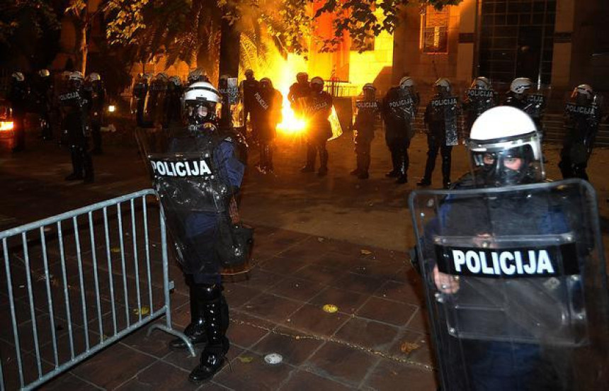 DF: Oslobodite poslanike do 19h