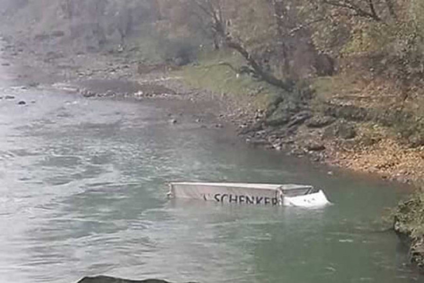 Banjaluka: Kamion sletio u Vrbas