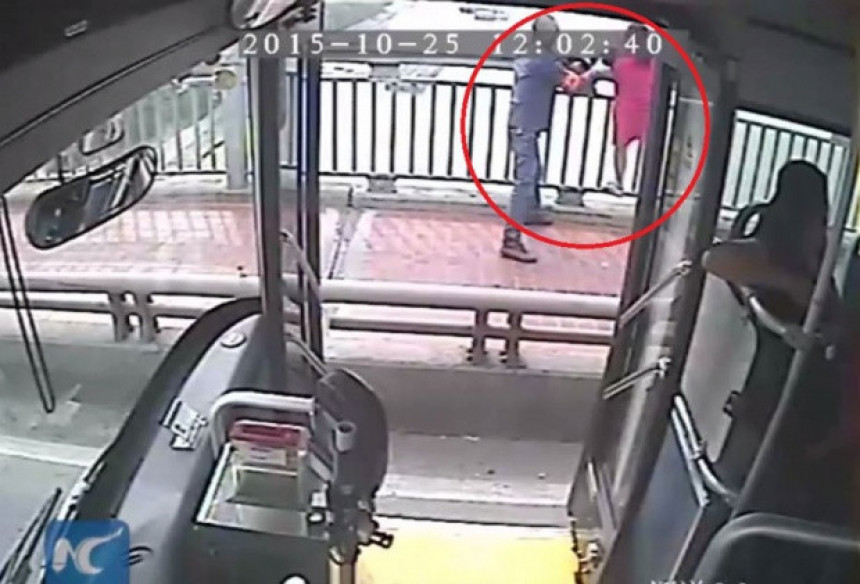 Возач аутобуса спријечио дјевојку да скочи са моста