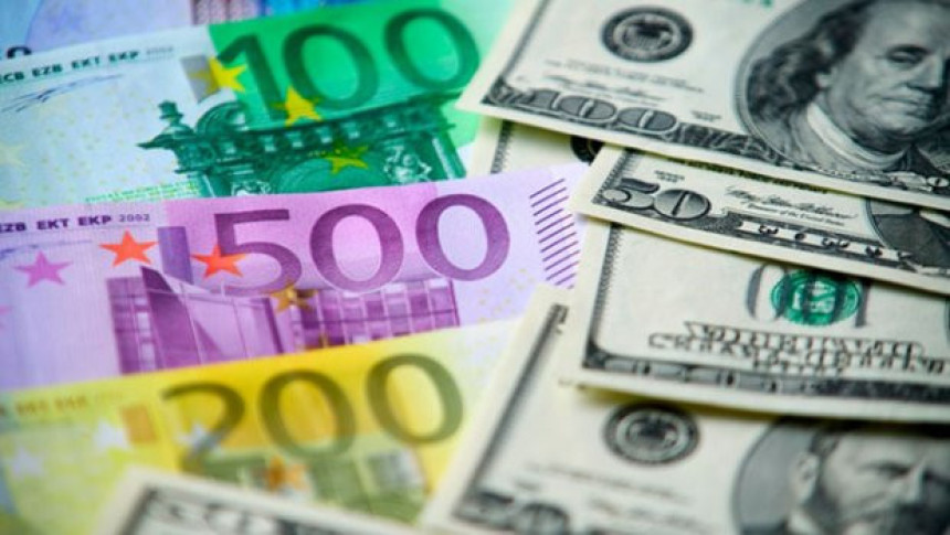 Примјетан лагани раст долара, али и пад евра