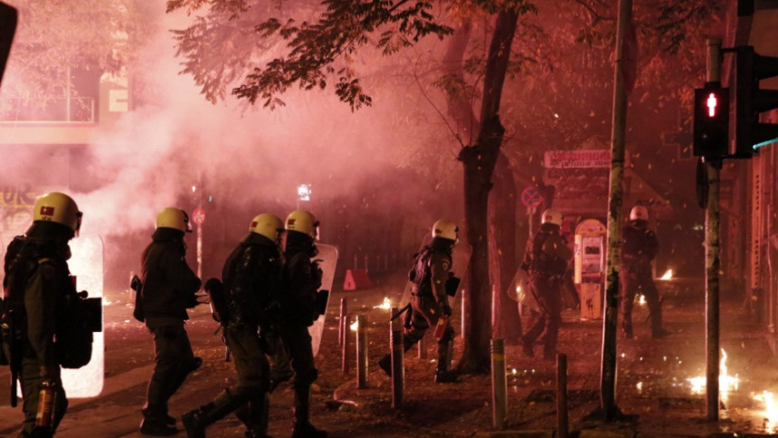 Грчка полиција покварила хулиганима "журку"!