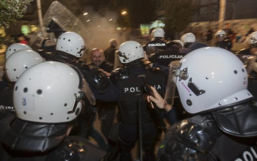 30 лица осумњичено за напад на полицију током протеста у ЦГ