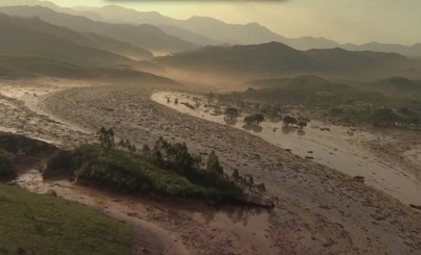 Пукла брана у Бразилу: Блато прекрило село
