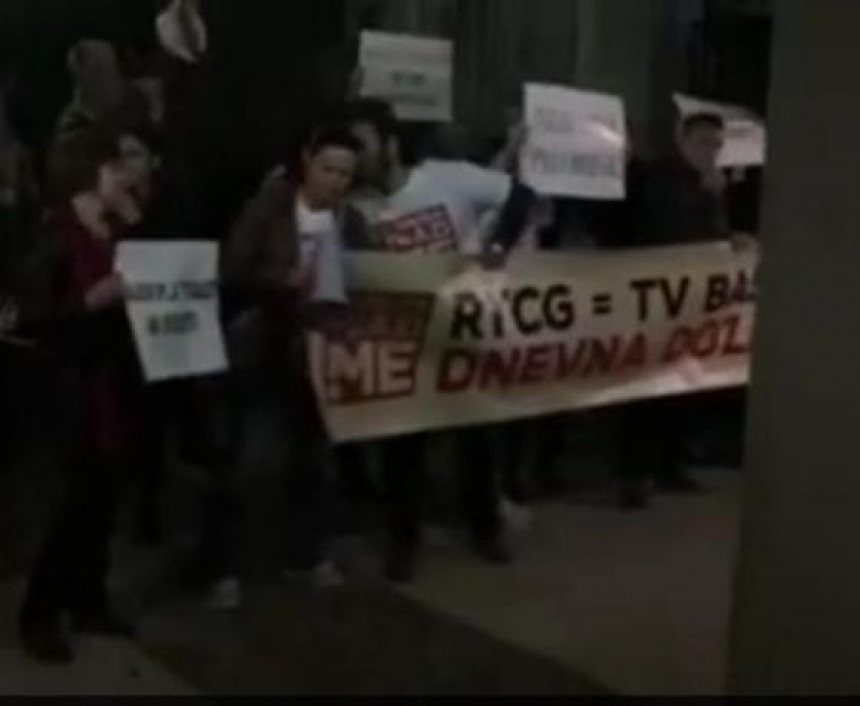 Подгорица: Протест испред зграде РТЦГ!
