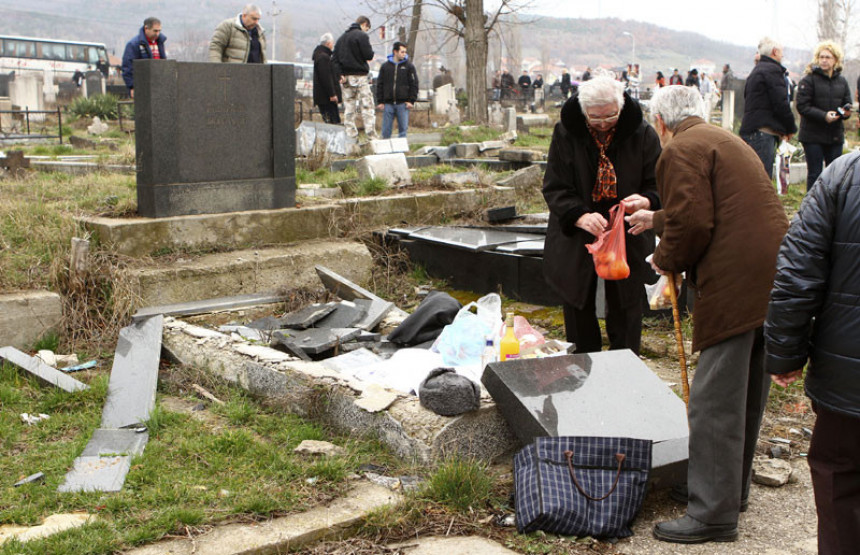 Srbi uz pratnju policije posjetili groblje