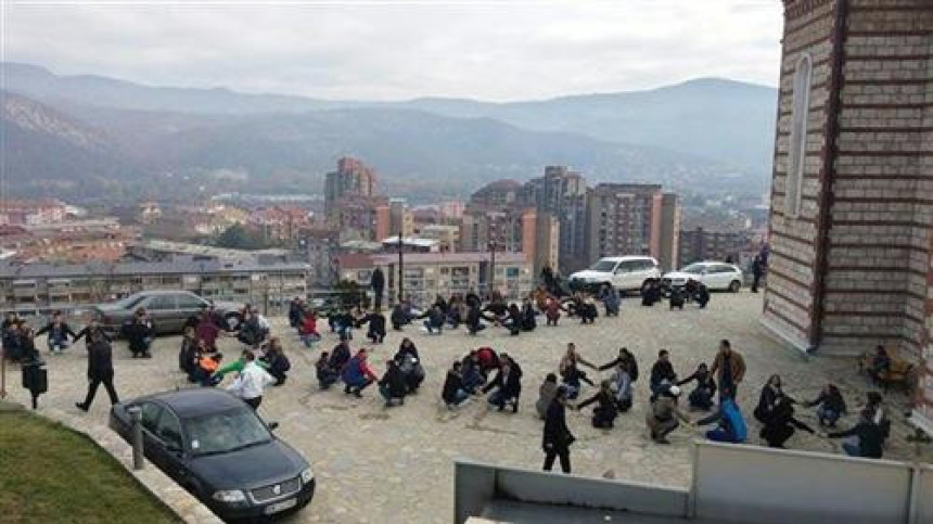 Тijelima ispisali "Ne Kosovo u Unesku"