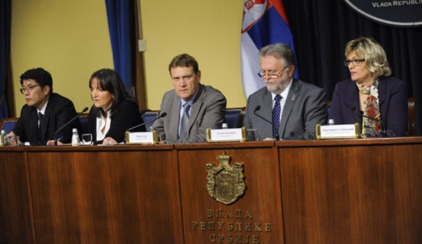 ММФ Србији одобрио веће плате и пензије