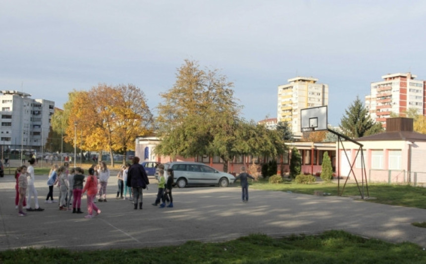 Мртва лисица у школском дворишту