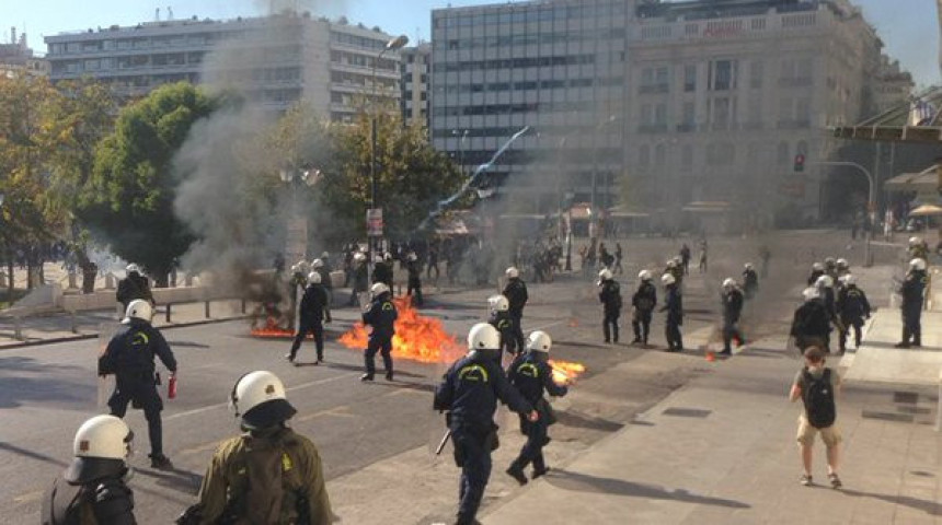 Поново хаос у Грчкој: Бомбом на полицију!