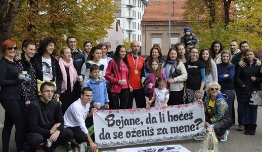 Djevojka zaprosila dečka na treningu