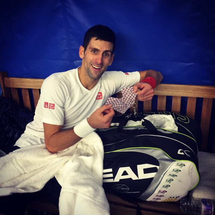 Novak najzad prihvatio "baksuzni" poklon!