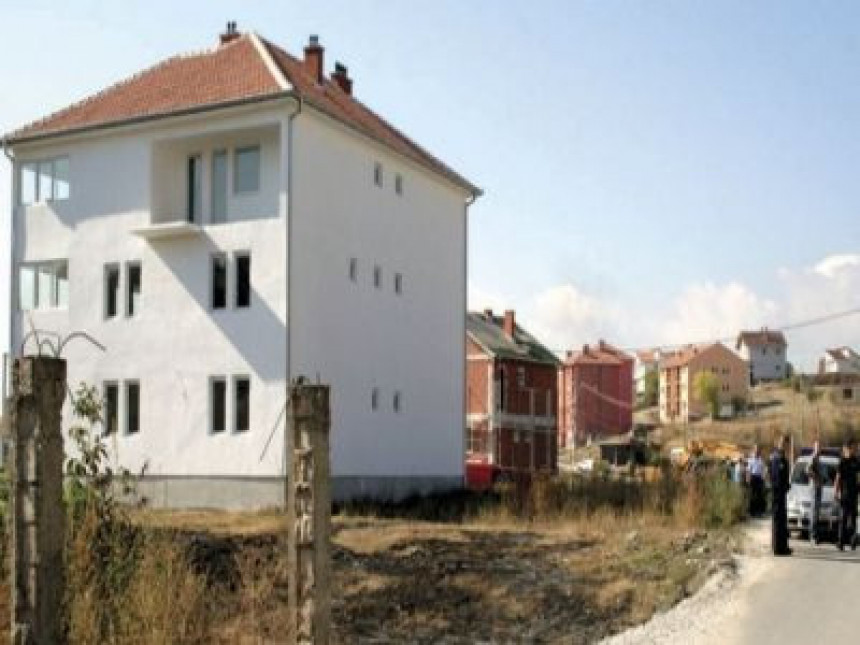 Srbi se okupljaju u Brđanima zbog izgradnje albanskih kuća