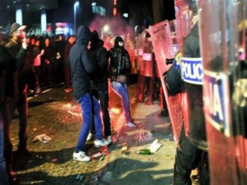Povrijeđeno oko petnaest, uhapšeno najmanje 25 ljudi