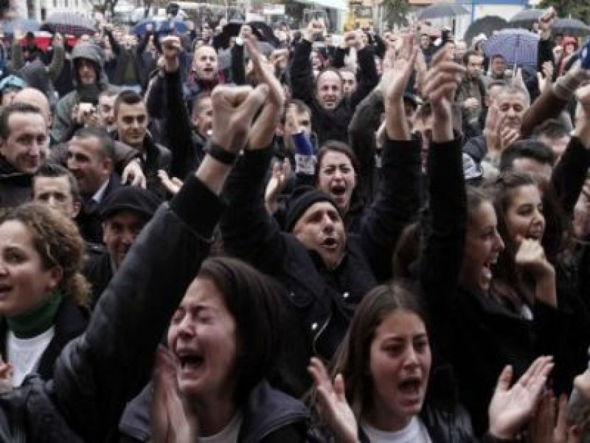 Уз сузе и ватромет дочекали ослобадајње Харадинаја