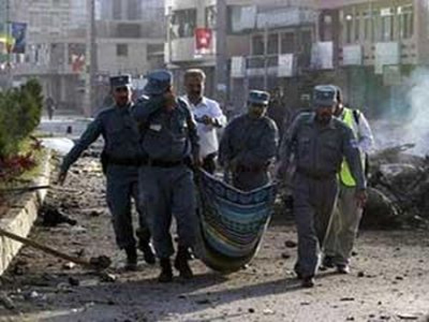 Седам бомбаша самоубица у нападу на базу