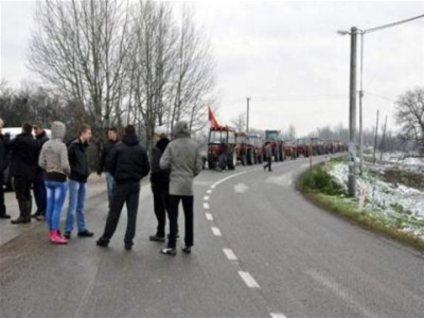 Poljoprivrednici blokirali magistralni put