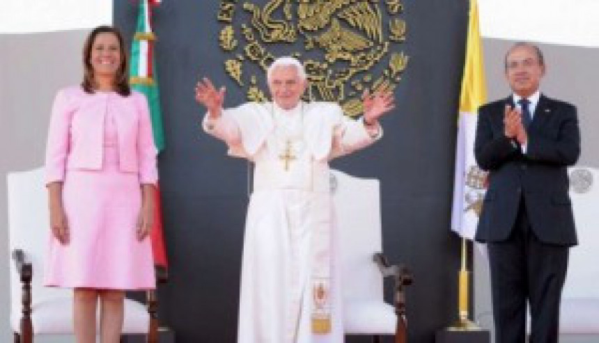 Papa se sastaje sa Kalderonom, dočekale ga hiljade vernika