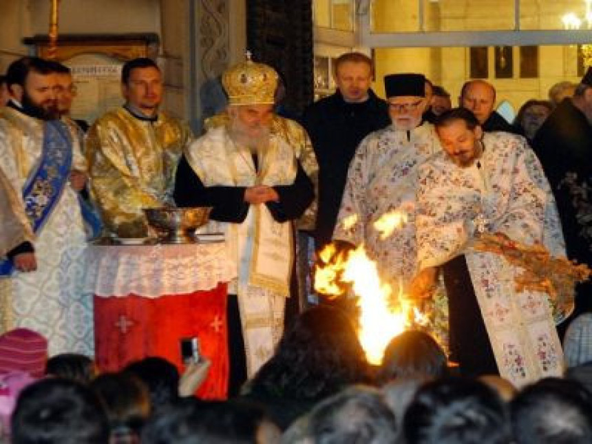 Патријарх Иринеј упалио бадњак