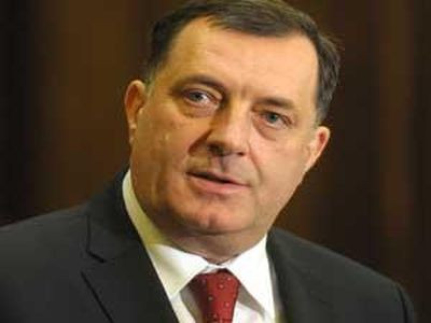 Dodik na liturgiji u Štutgartu, služi je patrijarh Irinej