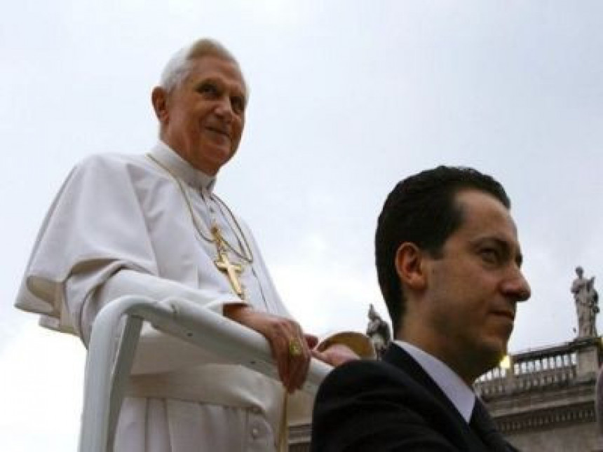 Papa podnosi ostavku