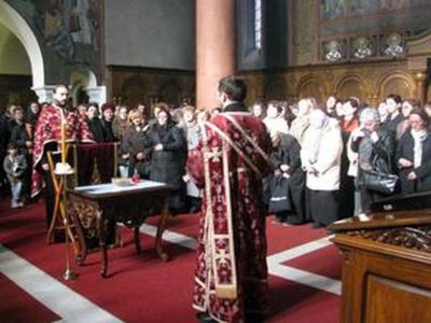 Počelo služenje liturgije i parastosa srpskim borcima